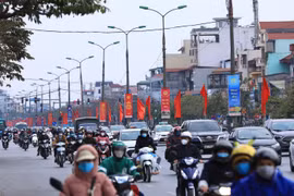 Khá đông người di chuyển từ Quốc lộ 1 vào thành phố Hà Nội. (Ảnh: Hoàng Hiếu/TTXVN)