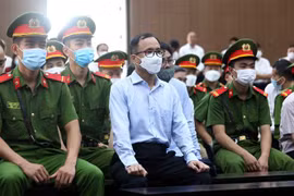 Bị cáo Trần Văn Nam (tên gọi khác là Trần Quốc Tuấn, sinh năm 1963, cựu Bí thư Tỉnh ủy Bình Dương, cựu Phó Chủ tịch Ủy ban Nhân dân tỉnh Bình Dương) tại phiên tòa. (Ảnh: Phạm Kiên/TTXVN)