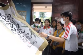Học sinh các trường Trung học phổ thông trên địa bàn tỉnh Bến Tre tham quan Triển lãm về cuộc đời, sự nghiệp Danh nhân Nguyễn Đình Chiểu. (Ảnh: Chương Đài/TTXVN)