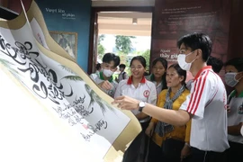 Học sinh các trường Trung học phổ thông trên địa bàn tỉnh Bến Tre tham quan Triển lãm về cuộc đời, sự nghiệp Danh nhân Nguyễn Đình Chiểu. (Ảnh: Chương Đài/TTXVN)