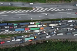 Cảnh ùn tắc kéo dài trên tuyến đường vành đai 3. (Ảnh: TTXVN phát)