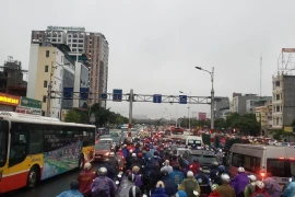 Nhiều phương tiện ùn ứ trong thời gian dài ở trên cầu Vĩnh Tuy. (Ảnh: Hoàng Hùng/TTXVN)