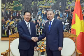Đại tướng Tô Lâm, Ủy viên Bộ Chính trị, Bộ trưởng Bộ Công an tiếp Trung tướng Vanthong Kongmany, Ủy viên Trung ương Đảng, Thứ trưởng Bộ Công an Lào. (Ảnh: Phạm Kiên/TTXVN)