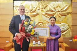 Đại sứ Nguyễn Phương Nga - Chủ tịch Liên hiệp các tổ chức hữu nghị Việt Nam (phải) và Đại sứ đặc mệnh toàn quyền Vương quốc Đan Mạch tại Việt Nam Kim Højlund Christensen. (Nguồn: Thoidai.com.vn)