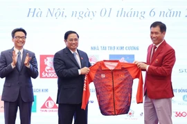 Đại diện Đoàn thể thao Việt Nam tặng lưu niệm cho Thủ tướng Phạm Minh Chính. (Ảnh: Dương Giang/TTXVN)