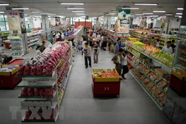 Người dân mua sắm tại một siêu thị ở Pyongyang, Hàn Quốc. (Ảnh: AFP/TTXVN)