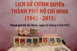 Bộ sách 'Lịch sử Chính quyền Thành phố Hồ Chí Minh (1945-2015)' gồm 3 tập, được thực hành nghiên cứu, biên soạn, hiệu chỉnh trong thời gian 6 năm (từ tháng 4/2015-2021). (Ảnh: Thu Hương/TTXVN)
