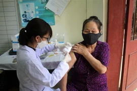 Nhân viên Trạm y tế phường Lam Sơn, thành phố Thanh Hóa tiêm vaccine phòng dịch COVD-19 cho người dân. (Ảnh: Nguyễn Nam/TTXVN)