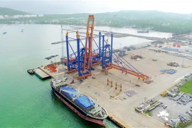 Những cẩu trục STS này có thể xếp dỡ hàng hóa cho những con tàu lớn nhất thế giới lên đến 250.000 DWT. (Ảnh: Sỹ Thắng/TTXVN)