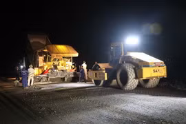 Thi công trong đêm tại gói thầu số 6 trên tuyến cao tốc Cam Lộ-La Sơn đi qua huyện Phong Điền, tỉnh Thừa Thiên-Huế. (Ảnh: Đỗ Trưởng/TTXVN)