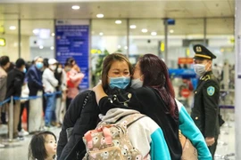 Niềm vui khôn xiết của những người đón được người thân trở về. (Ảnh: Tuấn Anh/TTXVN)