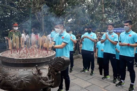 Lãnh đạo Liên đoàn bóng đá Việt Nam, Ban huấn luyện cùng các cầu thủ Đội tuyển bóng đá U23 dâng hương tại Đền Hạ thuộc Khu di tích lịch sử quốc gia đặc biệt Đền Hùng. (Ảnh: Trung Kiên/TTXVN)