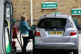 Người dân đổ xăng tại trạm xăng ở London, Anh. (Ảnh: THX/TTXVN)