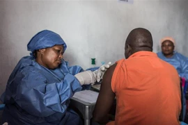 Nhân viên y tế tiêm vaccine ngừa Ebola ở Goma, Cộng hòa Dân chủ Congo. (Ảnh: AFP/TTXVN)