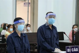 Hai bị cáo Tôn Nữ Thể Trang (trái) và Nguyễn Xuân Tĩnh tại phiên tòa xét xử. (Ảnh: Tiên Minh/TTXVN)