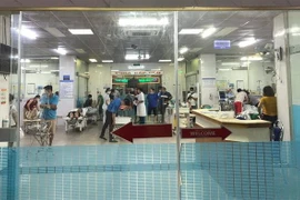 Các bác sỹ Bệnh viện đa khoa Phú Thọ khẩn trương cấp cứu nạn nhân trong vụ ngạt khí. (Ảnh: Trung Kiên/TTXVN)