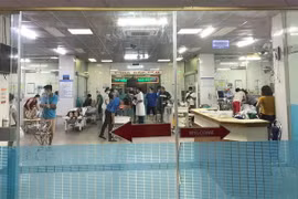 Các bác sỹ Bệnh viện đa khoa Phú Thọ khẩn trương cấp cứu nạn nhân trong vụ ngạt khí. (Ảnh: Trung Kiên/TTXVN)