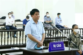 Bị cáo Nguyễn Đức Chung (cựu Chủ tịch Ủy ban Nhân dân thành phố Hà Nội) khai báo trước tòa. (Ảnh: Phạm Kiên/TTXVN)
