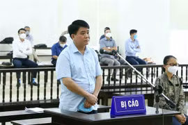 Bị cáo Nguyễn Đức Chung (cựu Chủ tịch Ủy ban Nhân dân thành phố Hà Nội) khai báo trước tòa. (Ảnh: Phạm Kiên/TTXVN)