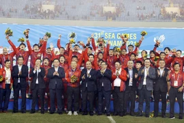 Chủ tịch nước Nguyễn Xuân Phúc, Thủ tướng Phạm Minh Chính, Chủ tịch Quốc hội Vương Đình Huệ, Thường trực Ban Bí thư Võ Văn Thưởng và các đại biểu chụp ảnh chung với Đội tuyển bóng đá U23 Việt Nam vừa giành huy chương Vàng môn bóng đá nam SEA Games 31. (Ản