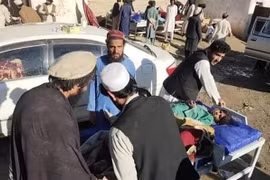 Chuyển người bị thương trong trận động đất kinh hoàng ở tỉnh Paktika, Afghanistan, ngày 22/6. (Ảnh: AP/TTXVN)