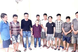Các đối tượng tham gia sòng bạc (đá gà ăn tiền) tại phường Bửu Long, thành phố Biên Hòa bị tạm giữ. (Ảnh: TTXVN phát)