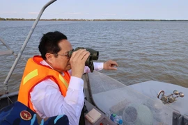 Thủ tướng Phạm Minh Chính và đoàn công tác đến khảo sát cảng biển nước sâu Trần Đề. (Ảnh: Dương Giang/TTXVN)