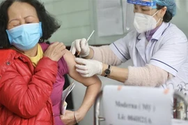 Nhân viên y tế tiêm vaccine phòng COVID-19 cho người cao tuổi phường Lê Đại Hành, quận Hai Bà Trưng, Hà Nội. (Nguồn: TTXVN)