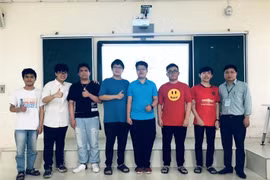 Tiến sỹ Đỗ Đức Đông, trưởng đoàn và 7 học sinh đoạt giải. (Nguồn: Bộ Giáo dục và Đào tạo)
