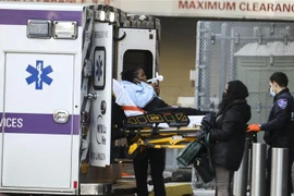 Chuyển bệnh nhân nhiễm COVID-19 tới bệnh viện ở New York, Mỹ. (Ảnh: THX/TTXVN)