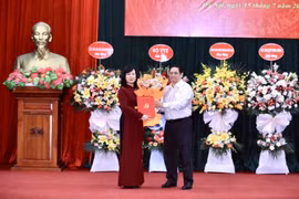 Thủ tướng Phạm Minh Chính trao quyết định Quyền Bộ trưởng Bộ Y tế cho bà Đào Hồng Lan. (Ảnh: Lâm Khánh/TTXVN)