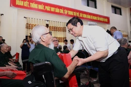 Thủ tướng Phạm Minh Chính đến thăm, tặng quà cho thương, bệnh binh đang điều trị tại Trung tâm điều dưỡng thương binh Kim Bảng. (Ảnh: Dương Giang/TTXVN)