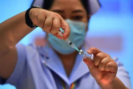 Tiêm vaccine ngừa COVID-19 tại Bangkok, Thái Lan. (Nguồn: AFP/TTXVN)