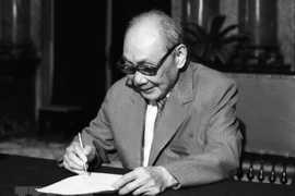 Chủ tịch Hội đồng Nhà nước Võ Chí Công ký sắc lệnh công bố Hiến pháp năm 1992 (tháng 9/1992), đánh dấu một giai đoạn phát triển mới của lịch sử lập hiến Việt Nam, với những giá trị chính trị-pháp lý và thực tiễn sâu sắc. (Ảnh: Minh Điền/TTXVN)