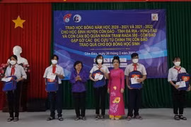 Bà Trương Mỹ Hoa, Chủ tịch Quỹ học bổng Vừ A Dính trao 60 suất học bổng cho học sinh vượt khó học giỏi. (Ảnh: TTXVN phát)