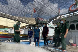 Bộ đội biên phòng đồn Hoằng Trường, Thanh Hóa phổ biến giáo dục pháp luật về khai thác IUU. (Ảnh: Trịnh Duy Hưng/TTXVN)