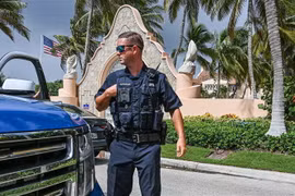 Lực lượng thực thi pháp luật Mỹ gác bên ngoài tư dinh của cựu Tổng thống Donald Trump Mar-A-Lago ở Palm Beach, Florida ngày 9/8. (Ảnh: AFP/TTXVN)