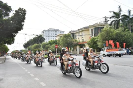 Công an Ninh Bình diễu hành tuyên truyền Luật Giao thông đường bộ. (Ảnh: Hải Yến/TTXVN)