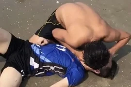 Một em nhỏ được sơ cứu đuối nước. (Nguồn: Tiền Phong)