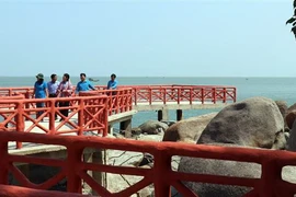 Khách du lịch tham quan Bãi Chén, xã Hòn Tre, huyện đảo Kiên Hải, tỉnh Kiên Giang. (Ảnh: Lê Huy Hải/TTXVN)