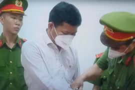 Nguyên Giám đốc CDC Bình Phước Nguyễn Văn Sáu bị khởi tố, bắt tạm giam. (Ảnh: TTXVN phát)