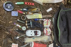 Các đồ vật tìm thấy tại hiện trường vụ việc. (Nguồn: TTXVN phát)