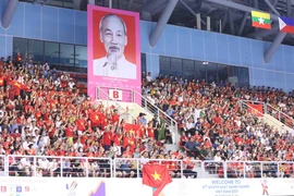 Cổ động viên cổ vũ trận chung kết tranh huy chương Vàng bóng chuyền nữ giữa đội Việt Nam và đội Thái Lan. (Ảnh: Anh Tuấn/TTXVN)
