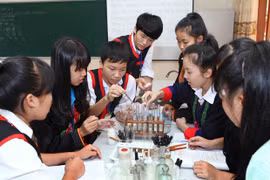 Giờ học thực hành môn Hóa học của học sinh một trường dân tộc nội trú. (Ảnh minh họa. Nguồn: TTXVN)
