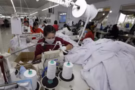 Hoạt động tại một doanh nghiệp dệt may. (Nguồn: TTXVN)