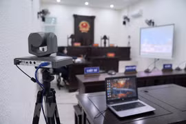 Thiết bị kỹ thuật tại phiên tòa trực tuyến. (Ảnh: Kim Anh/TTXVN)