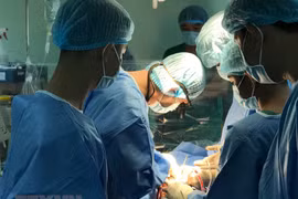 Các bác sỹ thực hiện một ca phẫu thuật tim. (Nguồn: TTXVN)
