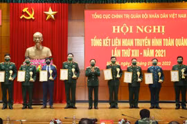 Trung tướng Trịnh Văn Quyết, Phó Chủ nhiệm Tổng cục Chính trị Quân đội nhân dân Việt Nam trao huy chương Vàng cho các đơn vị. (Ảnh: Trọng Đức/TTXVN)