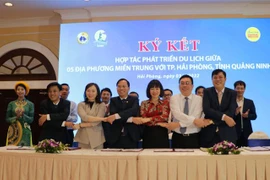 Đại diện lãnh đạo ngành du lịch của 5 địa phương miền Trung ký kết hợp tác với 2 địa phương Hải Phòng, Quảng Ninh. (Ảnh: Minh Thu/TTXVN)