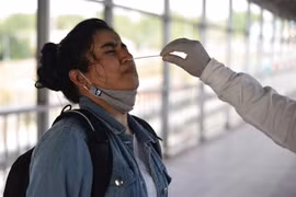 Nhân viên y tế lấy mẫu xét nghiệm COVID-19 cho người dân tại Prayagraj, Ấn Độ. (Ảnh: THX/TTXVN)